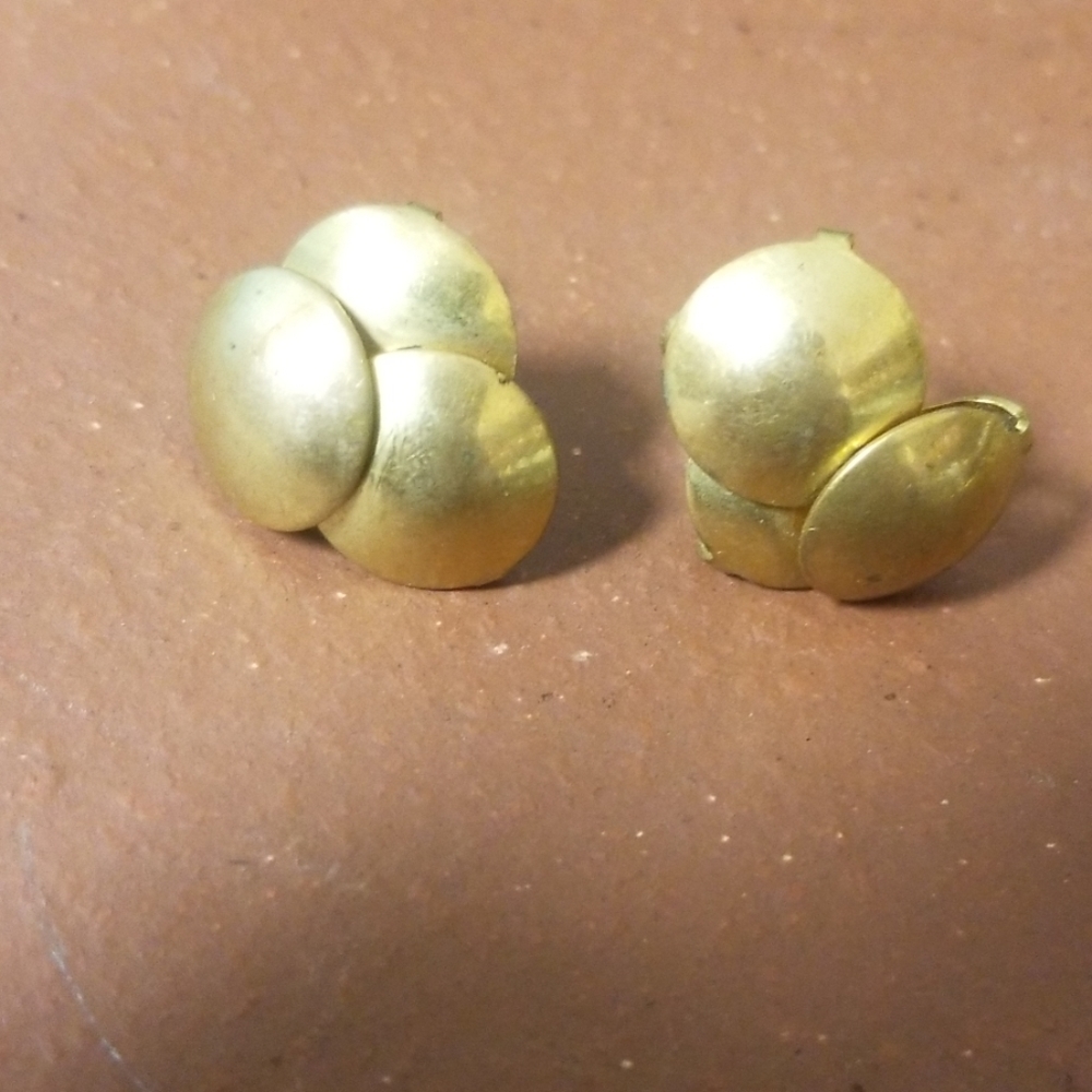 Vintage gold tone earrings